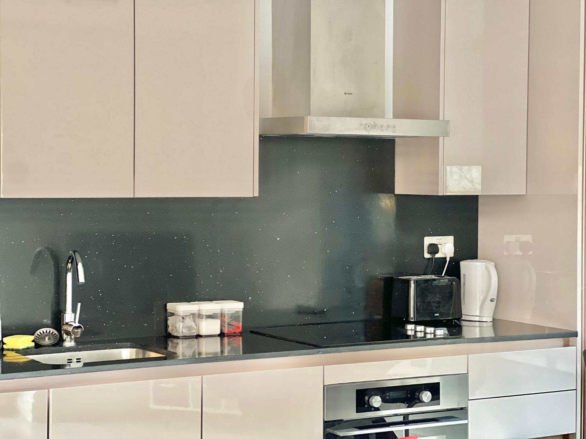 Kensington House By Solitaire Suites Слау Экстерьер фото