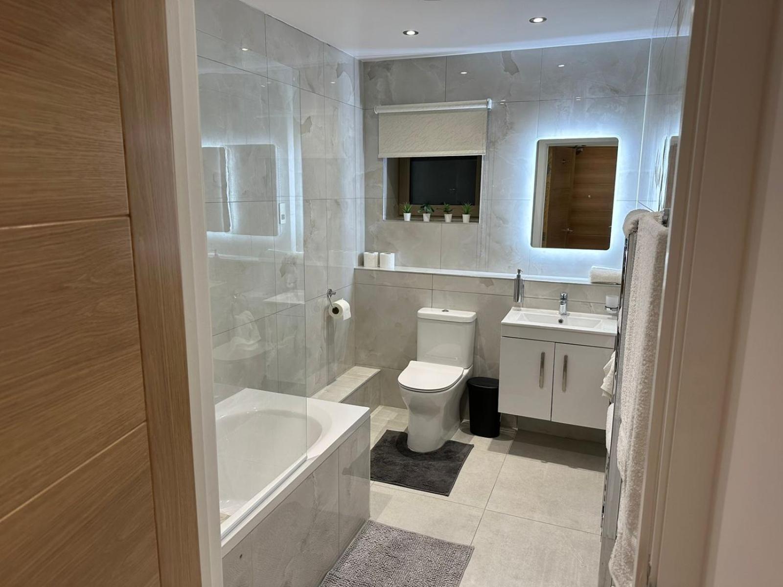 Kensington House By Solitaire Suites Слау Экстерьер фото