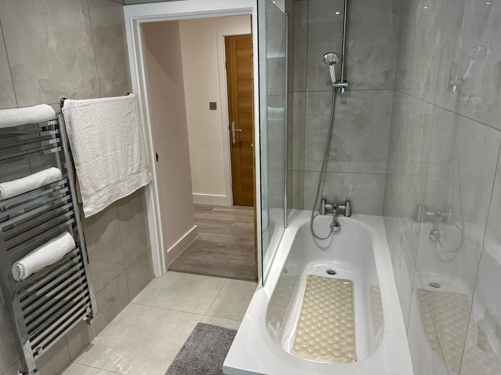 Kensington House By Solitaire Suites Слау Экстерьер фото